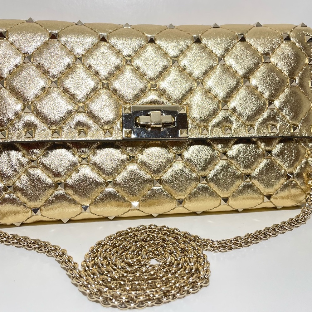 Valentino Garavani Rockstud Spike Wallet on Chain – Metallic Gold ✨